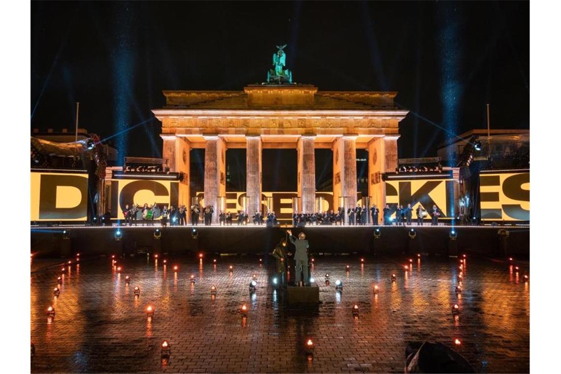 Das neue Jahr startet erneut eher ruhig - Milde Temperaturen Das Bundespolizeiorchester Berlin spielt bei der Silvesterfeier am Brandenburger Tor. Foto: Christophe Gateau/dpa
