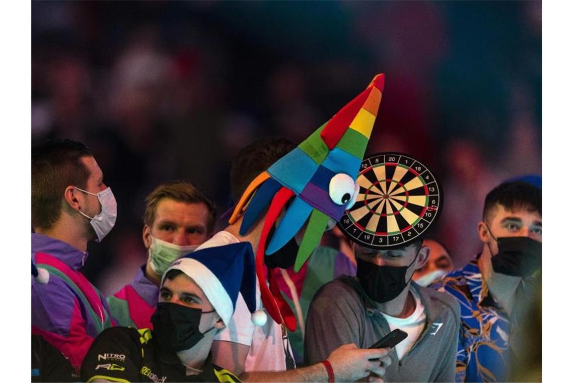 Corona-Chaos, Neun-Darter und Kölsche Jung: So lief die WM Das Corona-Chaos bei der Darts-WM tat der Feierfreude der Fans im Alexandra Palace keinen Abbruch. Foto: Steven Paston/PA Wire/dpa