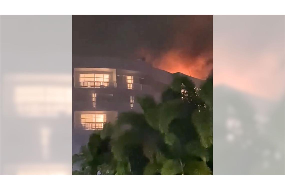 Das Dach des Hotels ging sofort in Flammen auf.