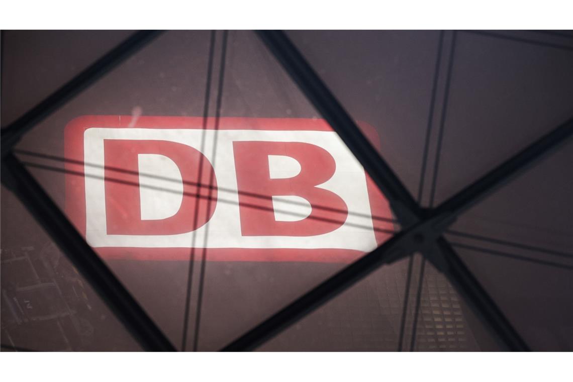 Das DB Logo am Berliner Hauptbahnhof.