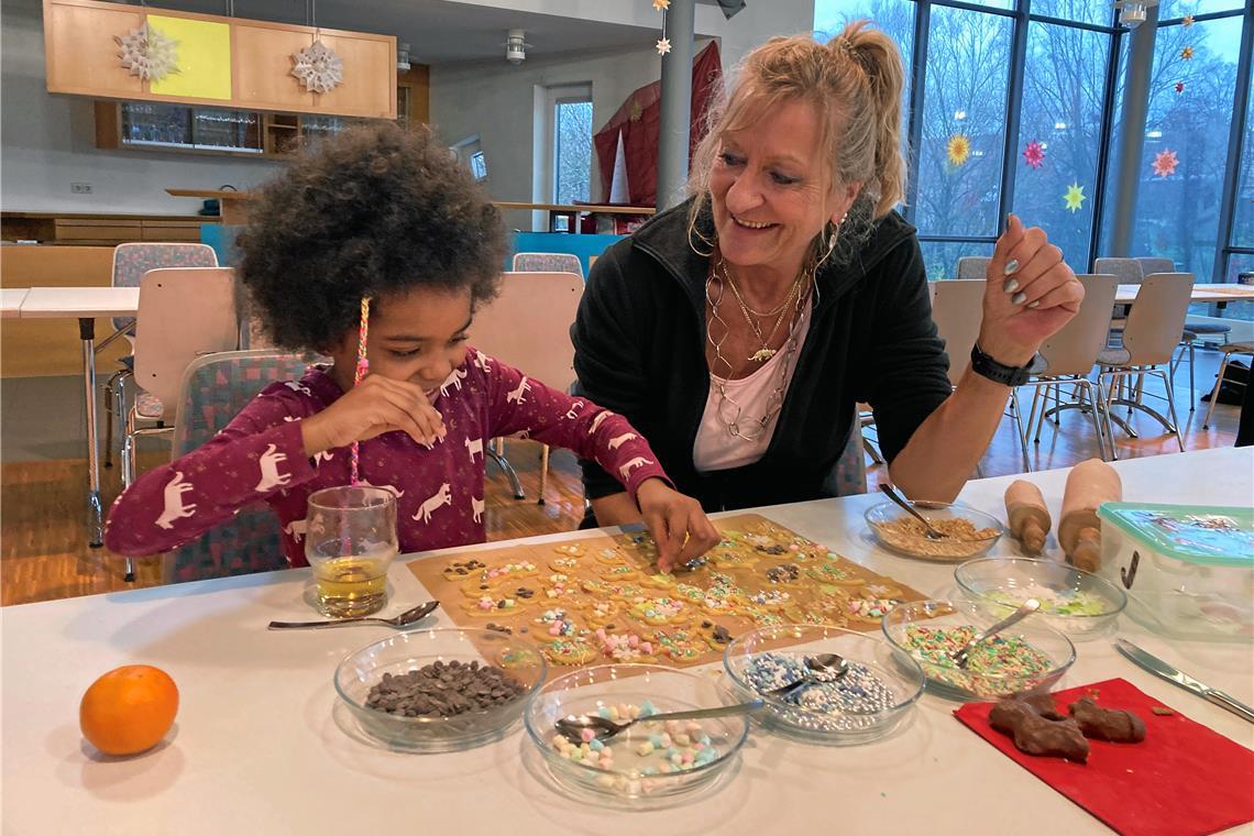 Das Dekorieren der Ausstecherle macht der fünfjährigen Johanna und ihrer Oma Cornelia Kübler besonders viel Spaß. Foto: Melanie Maier