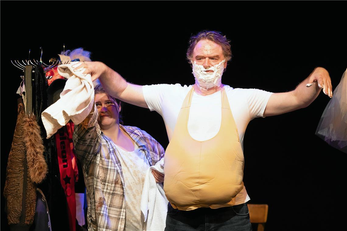 Das Deutsch-Sternchenthema „Woyzeck“ wird im Bandhaus mit „Die Welt hängt in Fetzen“ umgesetzt. Joanna Gamburzew-Dadoun und Thomas Fritsche verkörpern jeweils mehrere Rollen in dem Zweipersonenstück. Archivfotos: Alexander Becher 