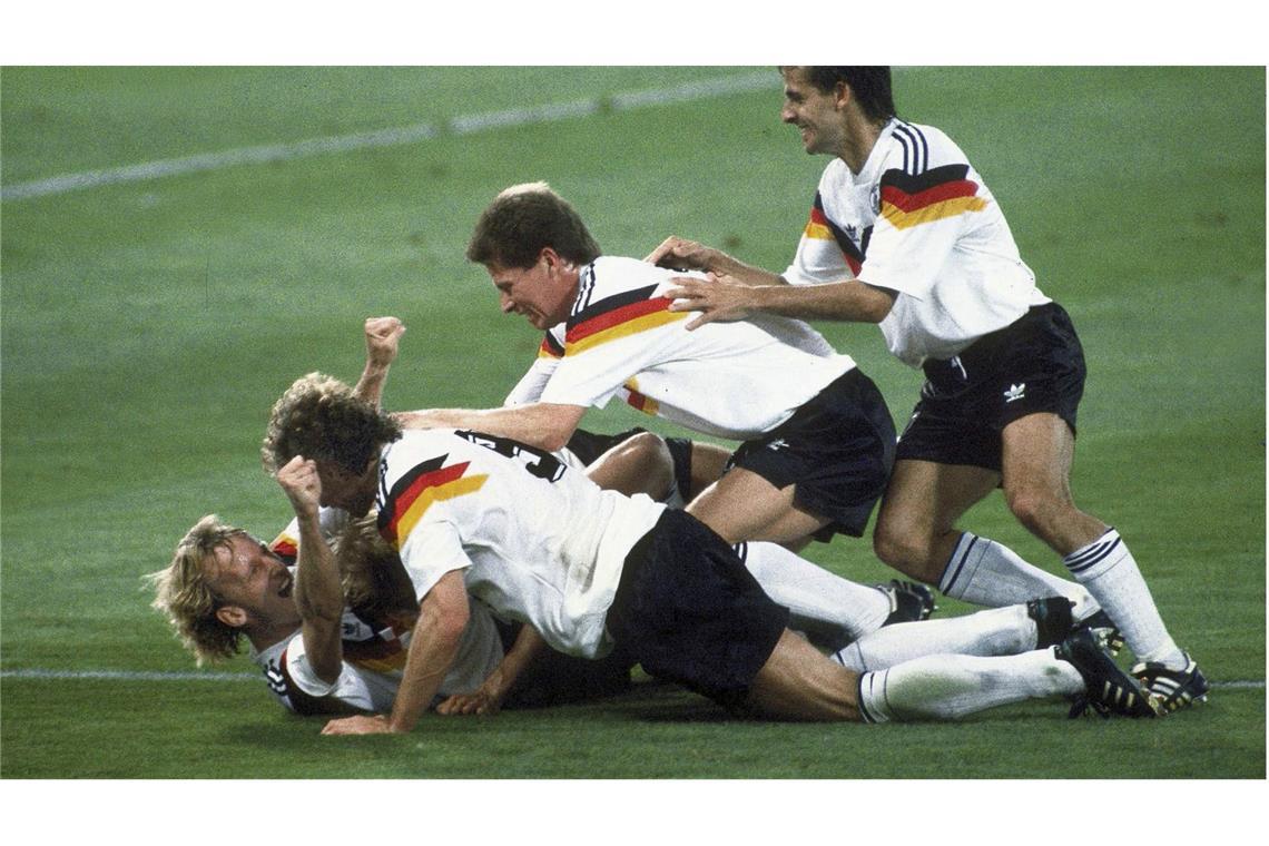 Das deutsche Team bejubelt den WM-Titel 1990. Mittendrin: Andreas Brehme