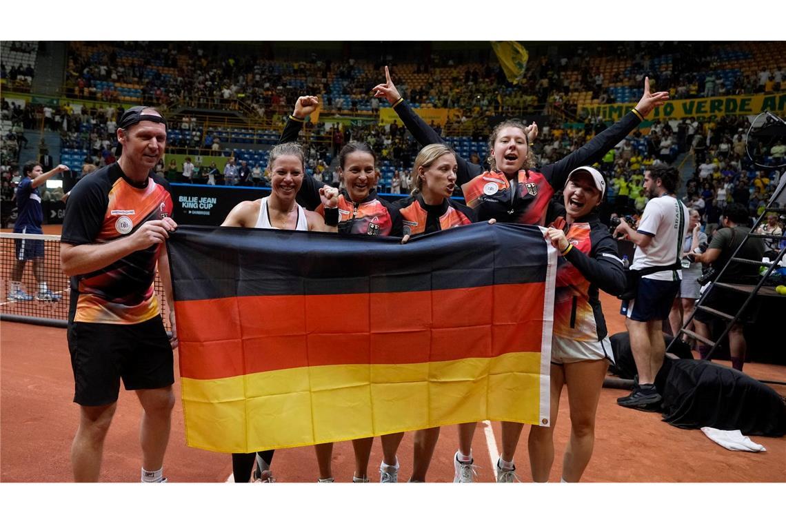 Das deutsche Tennis-Team feiert nach dem Sieg über Brasilien beim Billie Jean King Cup.