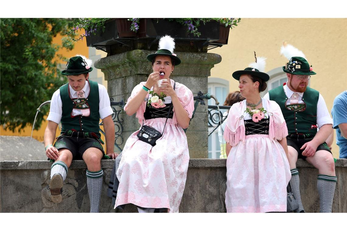 Das Deutsche Trachtenfest zieht Tausende Teilnehmer ins baden-württembergische Wangen. So wie diese Besucher in der traditionellen Kleidung des oberen Lechtals.