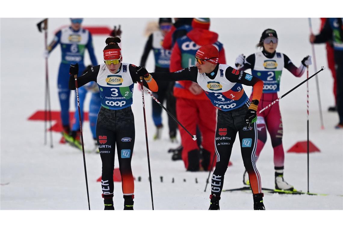 Das deutschen Kombinierer-Team mit Jenny Nowak (l) und Julian Schmid holte Silber.