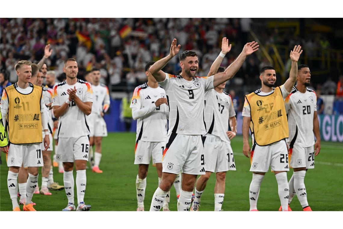 Das DFB-Team stürmt ins Viertelfinale: Niclas Füllkrug (vorn) und seine Teamgefährten jubeln nach dem Sieg gegen Dänemark.