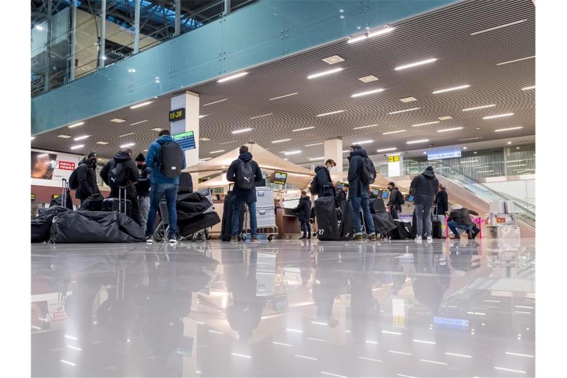 EM-Auftritt macht Handballern Mut - Ein weiterer Corona-Fall Das DHB-Team checkt am Flughafen in Bratislava ein. Foto: Sascha Klahn/dpa