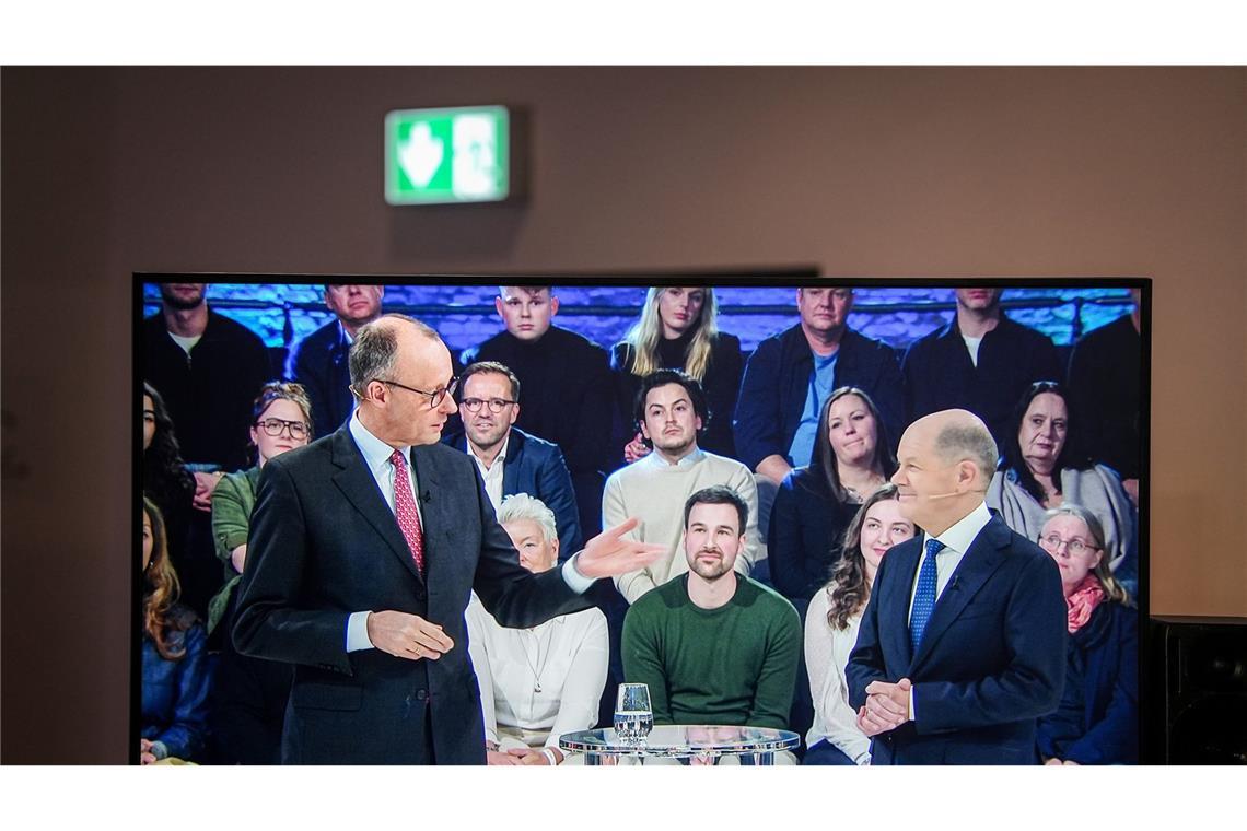 Das dritte Aufeinandertreffen zwischen Kanzler Olaf Scholz und Kanzlerkandidat Friedrich Merz in der ARD-“Wahlarena“. Wenig als eine Woche vor dem Wahltag konnten – abgesehen von Sahra Wagenknecht – die Spitzenkandidaten der größeren Parteien noch mal für sich werben. Wenig die Streitgespräche zwischen den Politikern wenig Neues zutage förderten, war es hier vor allem der Fokus auf Fragen aus dem Publikum, die Scholz und Co. ins Schwitzen brachten; die Spitzenkandidaten wirkten in der Auseinandersetzung untereinander deutlich souveräner als in der mit dem Normalbürger.