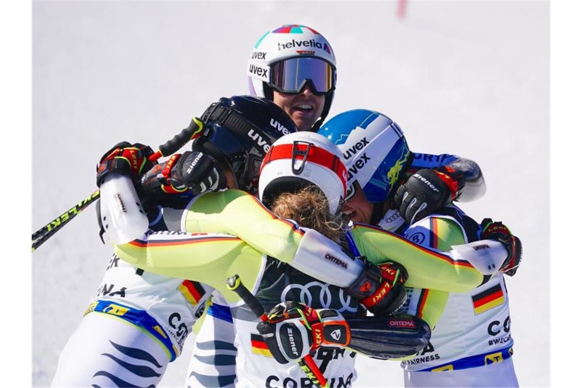Deutsche Alpin-Mannschaft holt WM-Bronze Das DSV-Team feiert die Bronzemedaille im WM-Mannschaftswettbewerb. Foto: Michael Kappeler/dpa