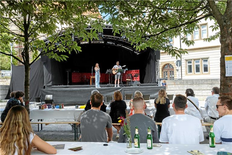 Das Duo Tim&Harpa bot ein kleines Konzert mit Coverversionen und einem eigenen Song dar. Foto: J. Fiedler