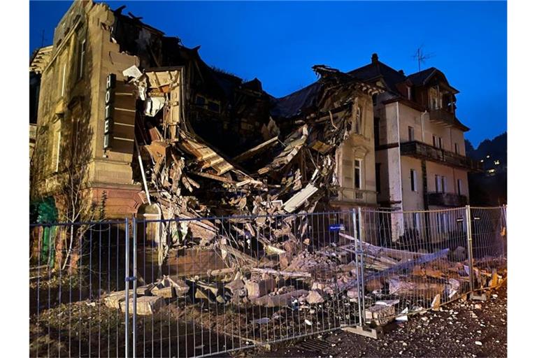 Das eingestürzte, leerstehende, alte Hotel in der Nähe des Kurparks vor dem Abriss. Foto: Tim Auerbach/Kreisfeuerwehrverband Calw/dpa/Archivbild