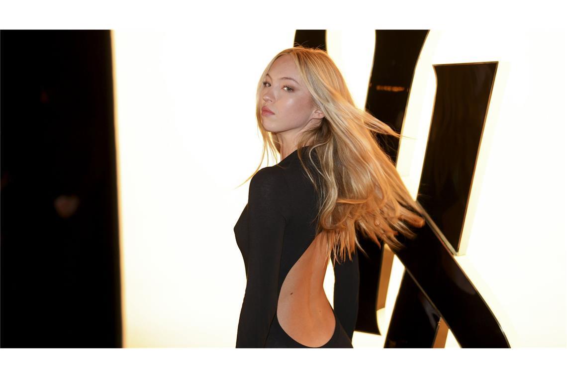 Das Englische Model Lila Moss, Tochter von Kate Moss, war bei der Saint-Laurent-Vorstellung zu Gast.