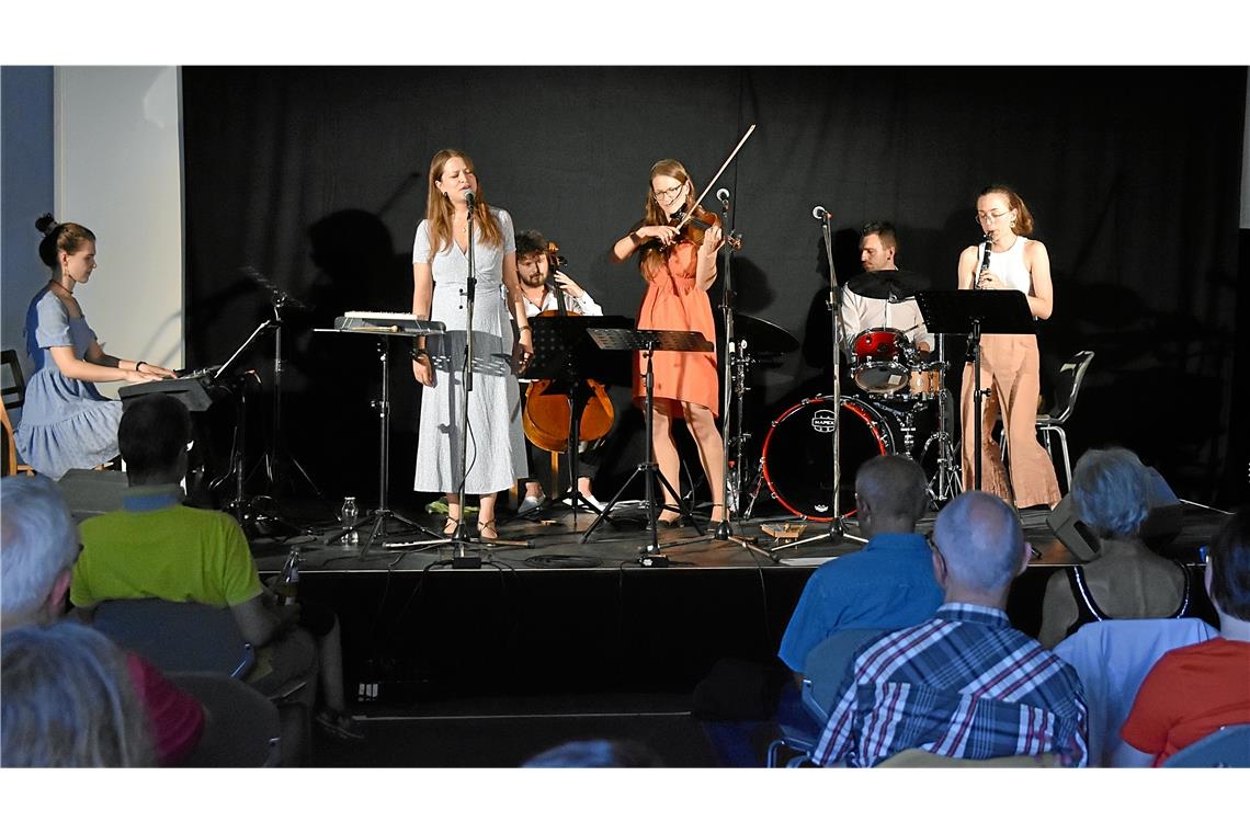 Das Ensemble Fernweh (von links): Leonie Hauchler, Pia Stahl, Felix Härer, Lea Branz, Robin Knab und Nele Regenstein. Foto: Tobias Sellmaier