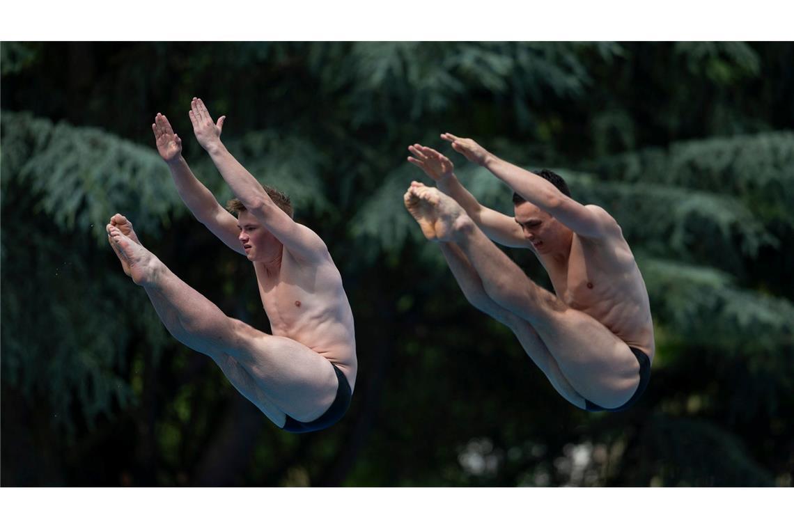 Das erfordert Körperspannung: Die deutschen Synchronspringen Jonathan Schauer (l) und Lou Massenberg (r) zeigen bei der Schwimm-EM in Belgrad ihr Können.