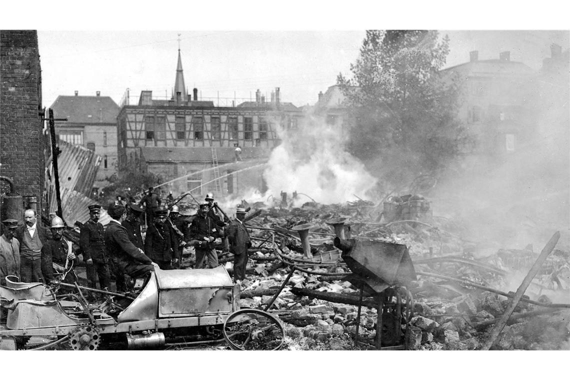 Das erste Werk der 1890 gegründeten Daimler-Motoren-Gesellschaft auf dem  Cannstatter Seelberg wird  1903 durch einen Großbrand komplett zerstört.