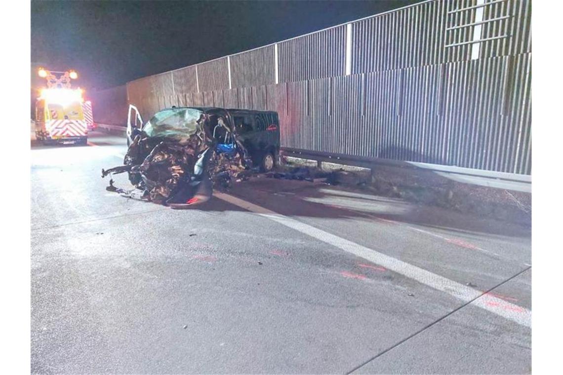 Geisterfahrer-Unfall auf A5: Zwei Tote und sieben Verletzte Das Fahrzeug auf der Autobahn A5 ist nach einem Zusammenstoß völlig zerstört. Foto: Er24/Einsatz-Report24/dpa