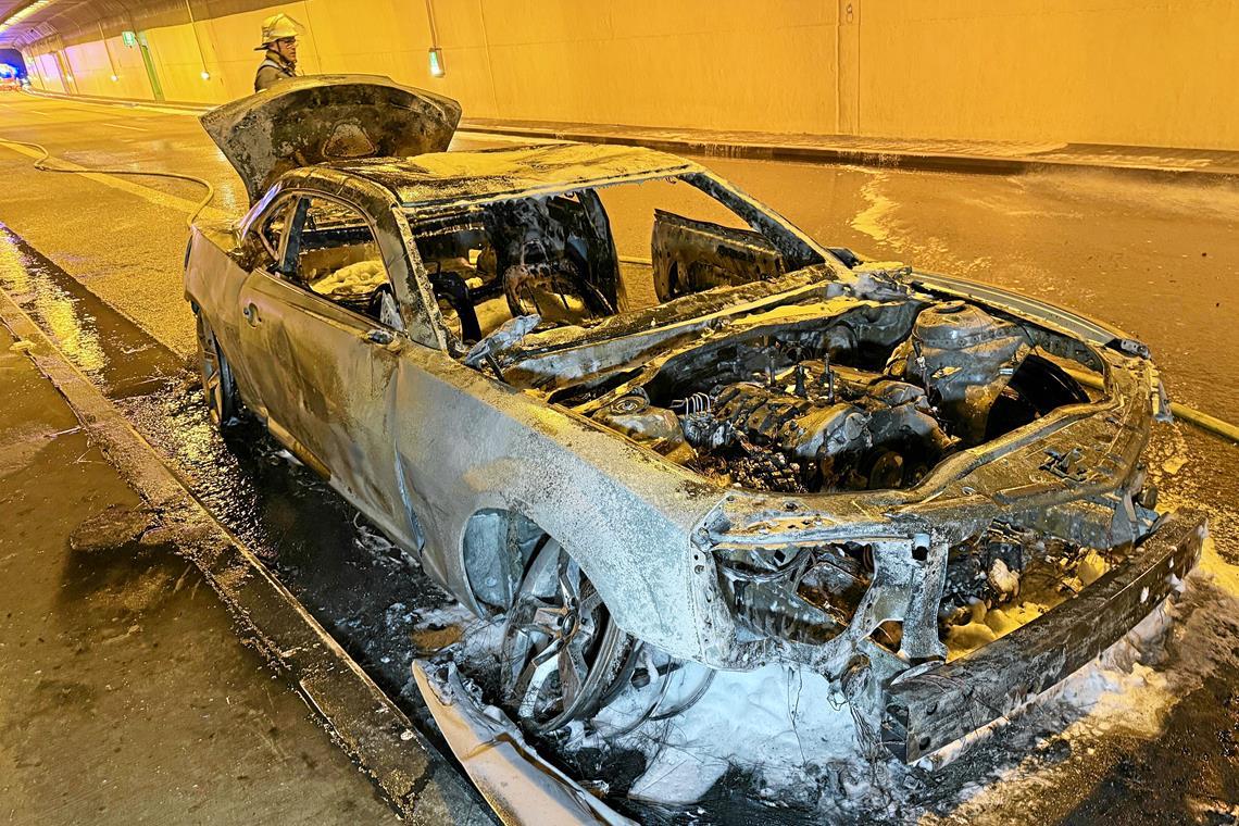 Das Fahrzeug im Kappelbergtunnel brannte am Donnerstagabend vollständig aus. Foto: 7aktuell.de | Alexander Hald