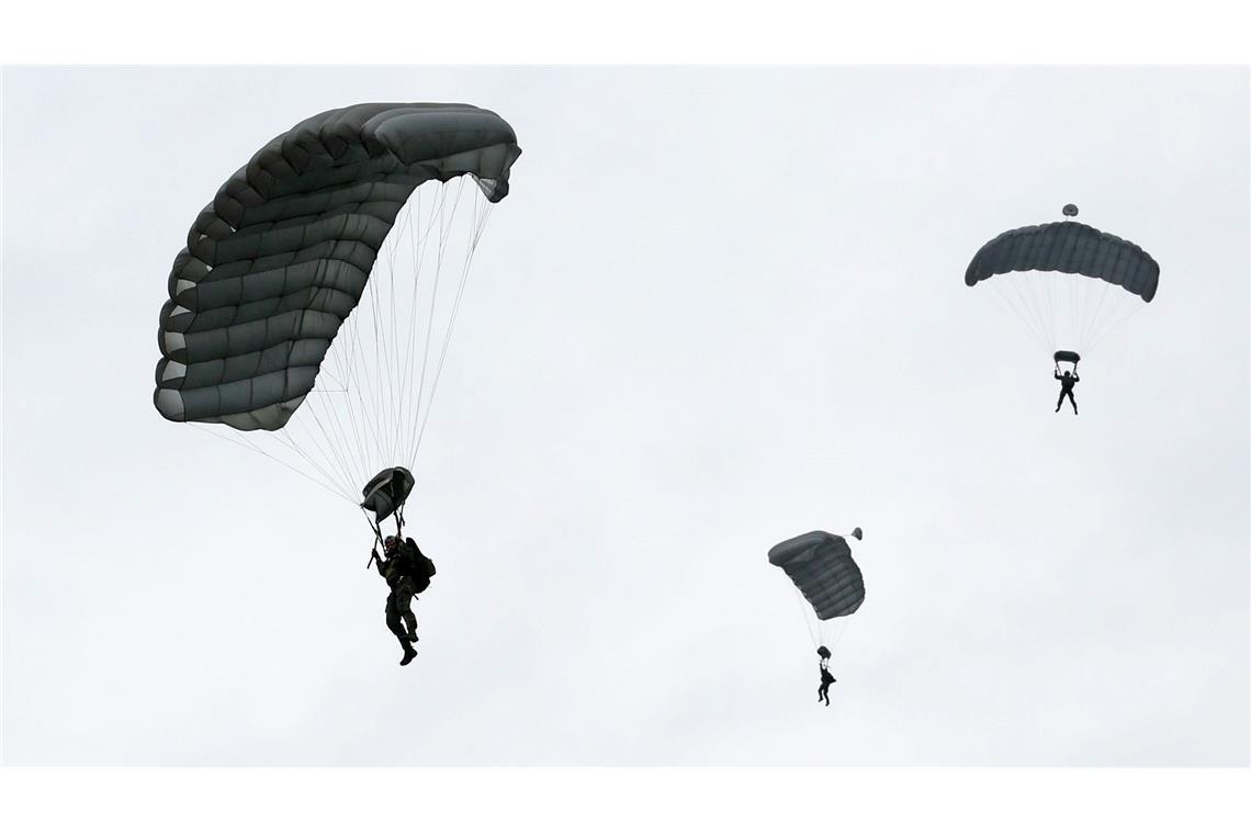 Das Fallschirmjägerregiment 31 aus Seedorf trainiert mit Bundespolizei und österreichischen Kollegen am Ostseeflughafen Barth