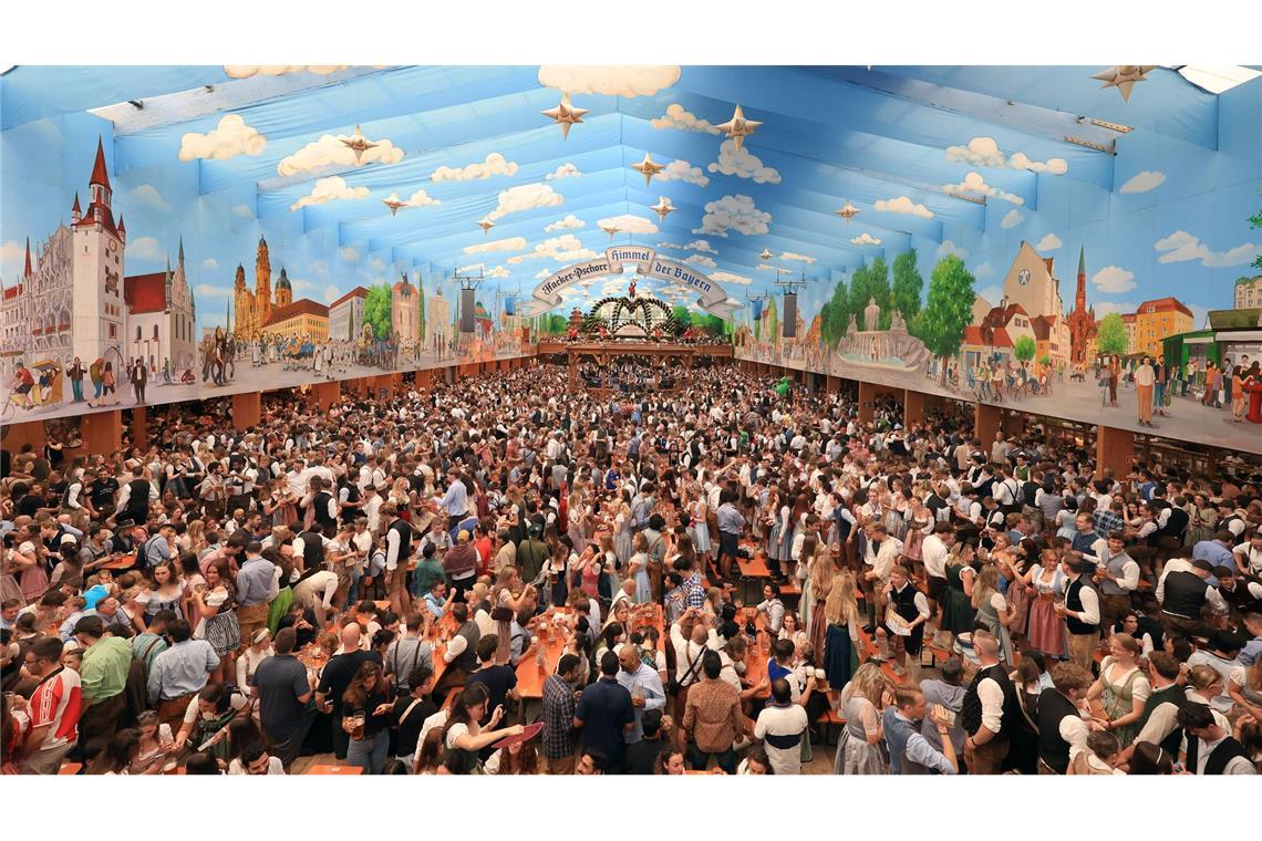 Das Feiern auf der Wiesn beginnt.