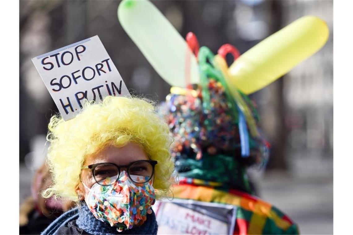 Eine Viertelmillion Menschen gegen den Krieg in Köln Das Festkommitee Kölner Karneval hat für Rosenmontag zu einer Friedensdemonstration aufgerufen. Foto: Federico Gambarini/dpa