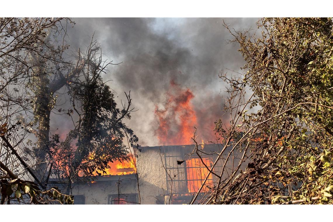 Das Feuer brach gegen 15 Uhr Ortszeit in Varnavas, etwa 35 km von Athen entfernt, in der nordöstlichen Region Attika bei Marathon aus.