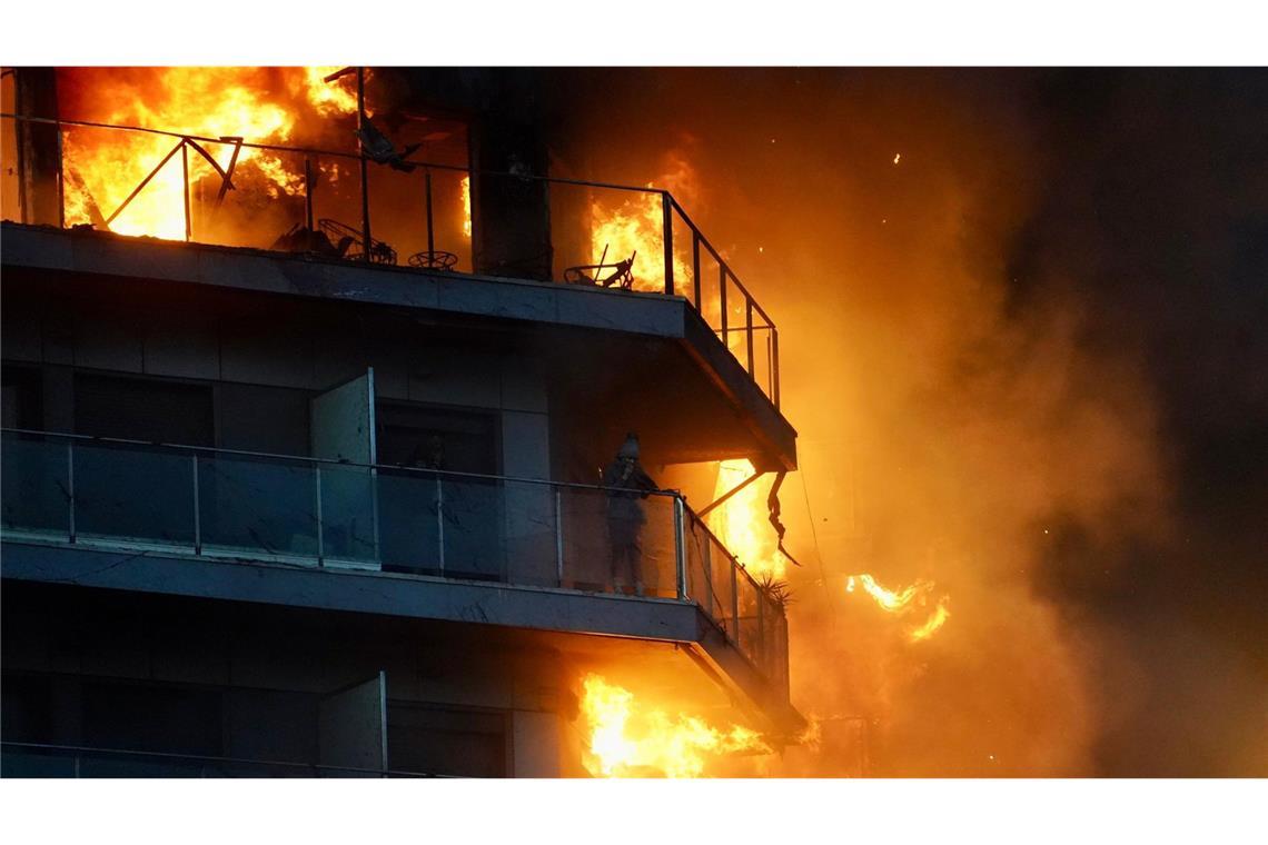 Das Feuer brach in einer Wohnung im vierten Stock aus und breitete sich rasend schnell aus.