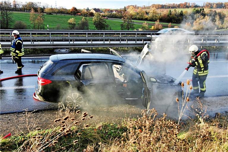 Das feuer griff vom Motor auf das restliche Auto über.