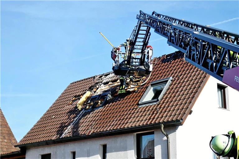 Das Feuer hat auf den Dachstuhl übergegriffen. (Foto: 7aktuell/Kevin Lermer)