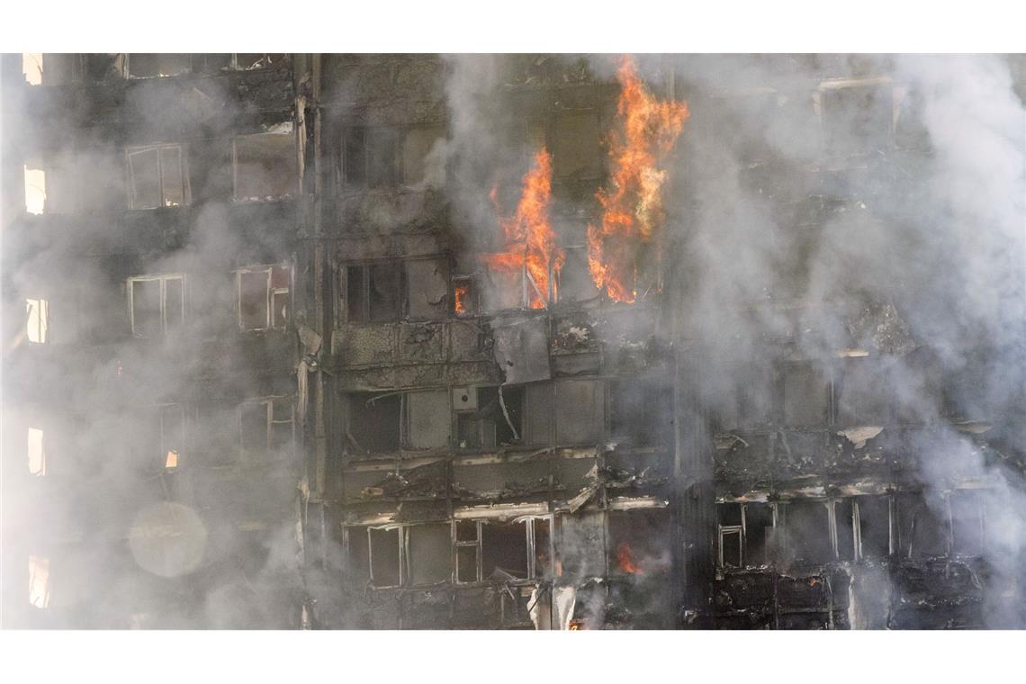 Das Feuer hatte sich rasend schnell über die Fassade des 24-stöckigen Wohnhochhauses ausgebreitet.