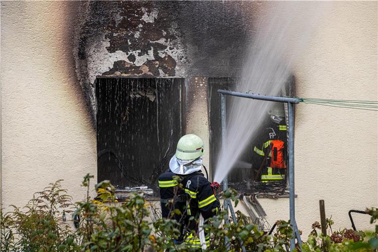 Das Feuer schlug aus den Fenstern, die Feuerwehr konnte es allerdings schnell löschen. Fotograf: Adomat/7aktuell.de