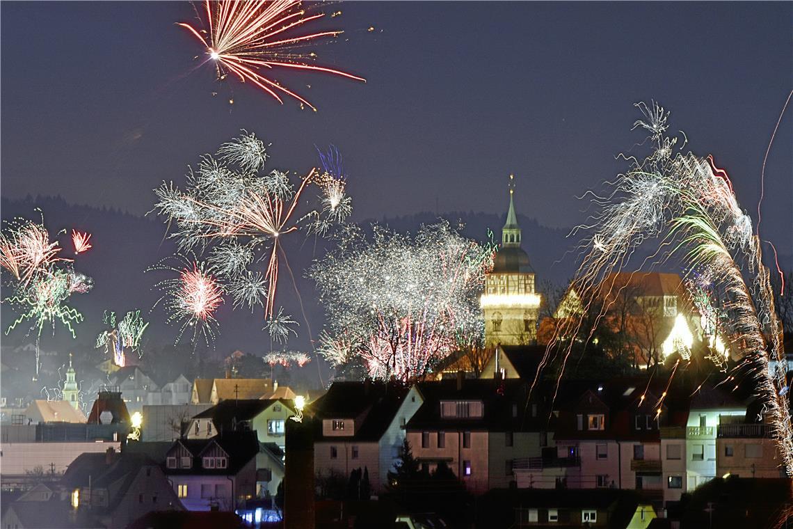 Das Feuerwerk in Backnang war prächtig und die Silvesternacht für die Rettungskräfte relativ entspannt. Foto: Tobias Sellmaier 