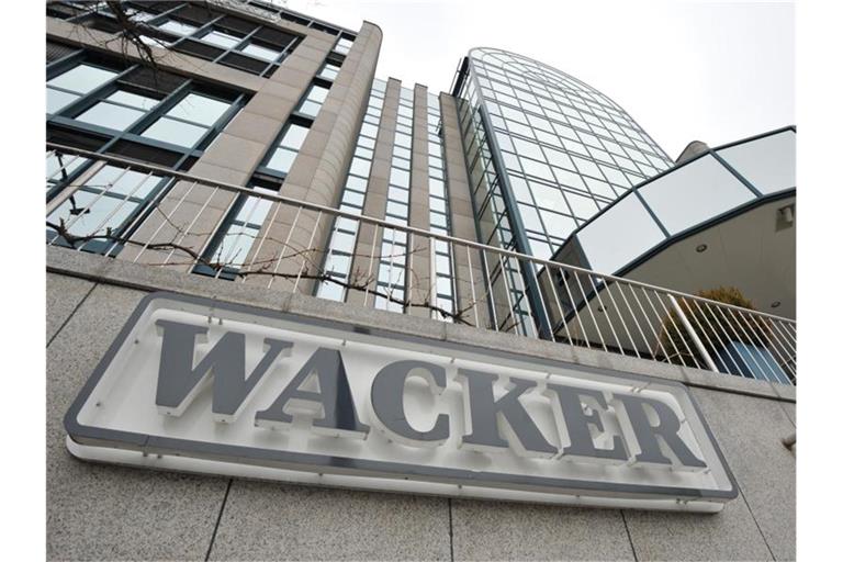 Das Firmenlogo der Wacker Chemie AG vor der Firmenzentrale. Foto: Andreas Gebert/dpa/Archivbild