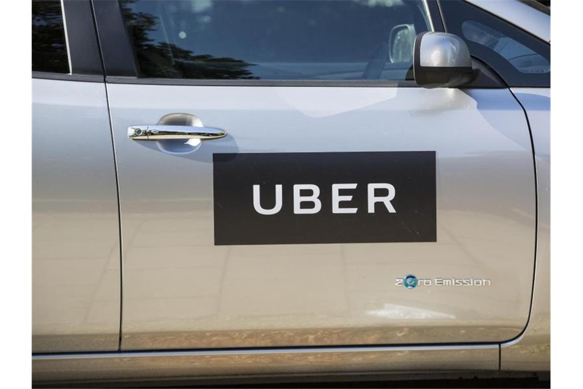 Uber-Fahrer in Großbritannien bekommen Mitarbeiter-Status Das Firmenlogo von Uber an einer Autotür in London. Foto: Laura Dale/PA Wire/dpa