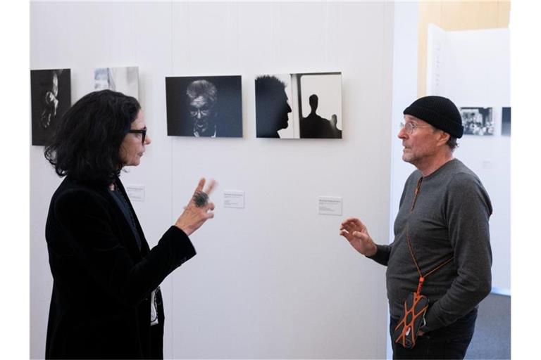 Das Fotografenpaar Angelika und Bernd Kohlmeier steht im Stadtpalais in ihrer Foto-Ausstellung mit dem Titel „Landesfürst*In“. Foto: Bernd Weißbrod/dpa