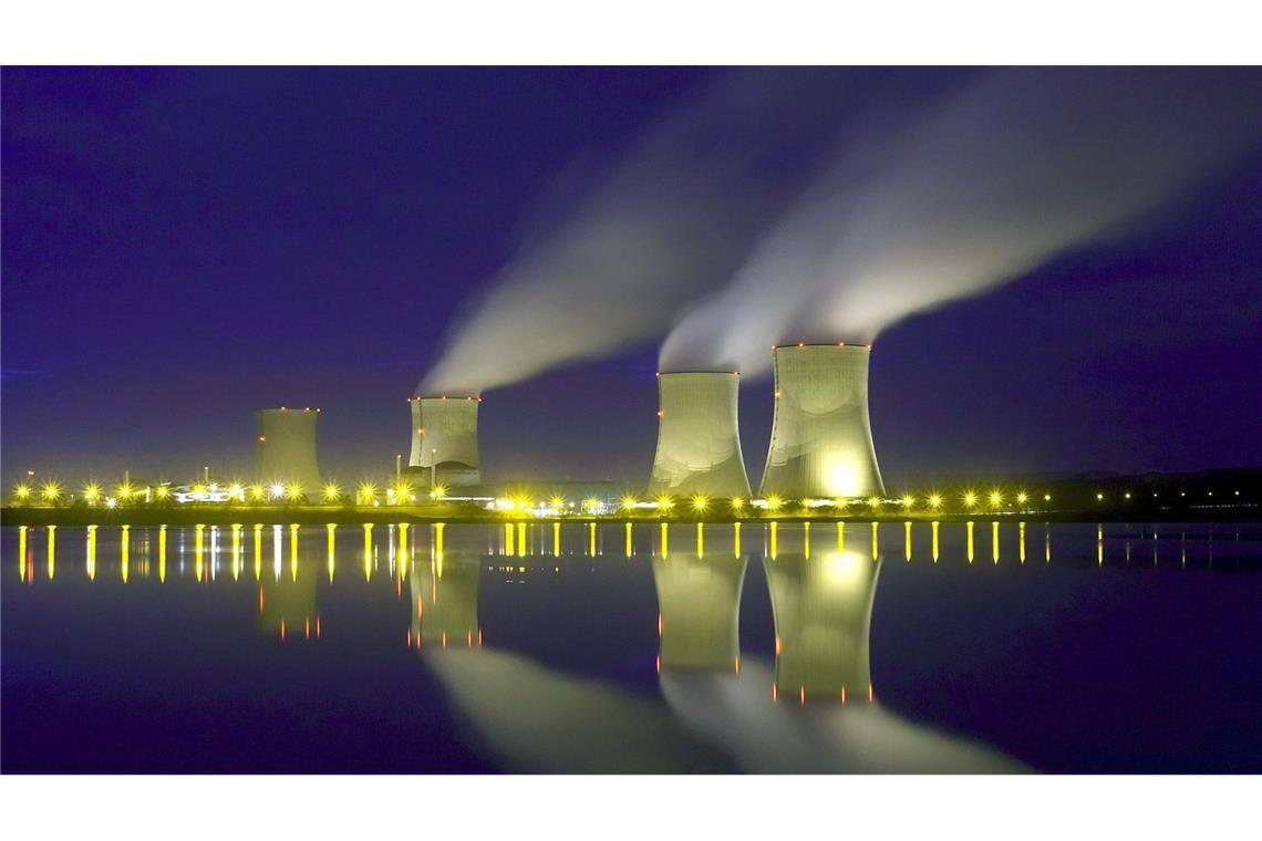Das französische Kernkraftwerk Cattenom an der Model nahe der deutschen Grenze. Weltweit sind der Internationalen Atomenergiebehörde zufolge 415 Reaktoren zur Stromproduktion in Betrieb.