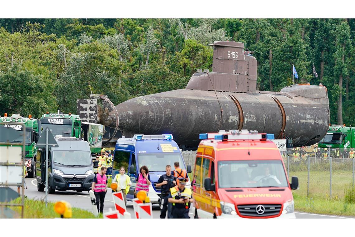 Das frühere U-Boot der Klasse 206A wird aufwendig auf Schiff und Straße von Speyer nach Sinsheim gebracht. (Archivbild)