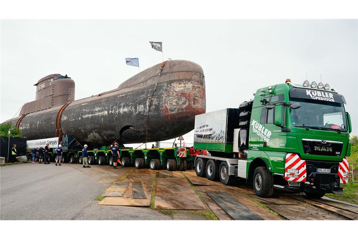 Das frühere U-Boot der Klasse 206A wird seit dem 30. Juni  in Etappen aufwendig auf Schiff und Straße von Speyer nach Sinsheim gebracht.