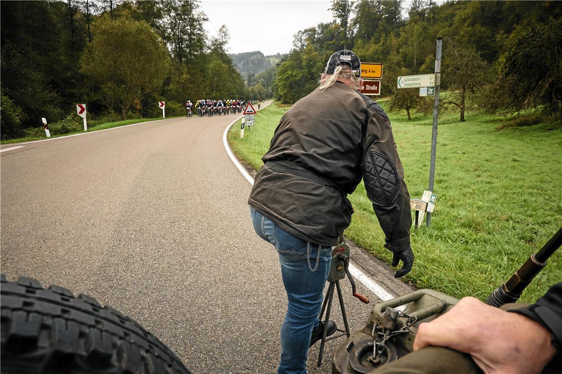 Das Führungsfahrzeug hat seine Arbeit nach dem Start erledigt, das Feld biegt gl...