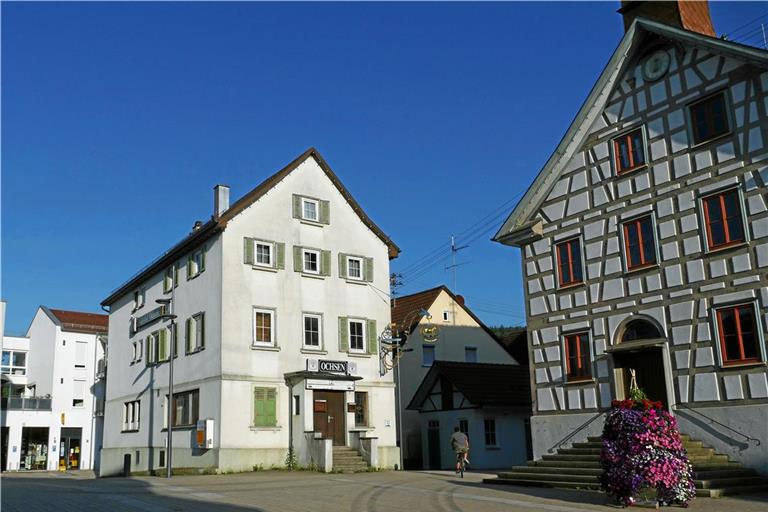 Das Gebäude des Gasthauses Ochsen neben dem Rathaus (rechts) könnte saniert werden, doch auch ein Neubau ist für die Sulzbacher Rätinnen und Räte offenbar vorstellbar. Foto: Ute Gruber