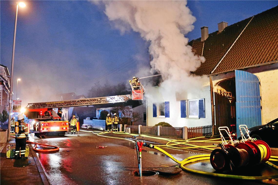 Das Gebäude ist komplett ausgebrannt. Foto: 7aktuell.de/Kevin Lermer