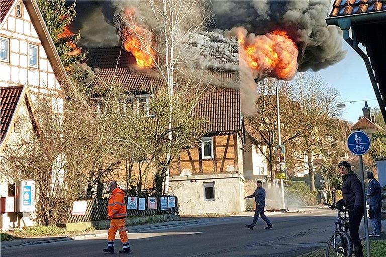 Das Gebäude, welches von einer Familie bewohnt und unlängst saniert worden war, ist derzeit nicht bewohnbar. Foto: Markus Stricker 