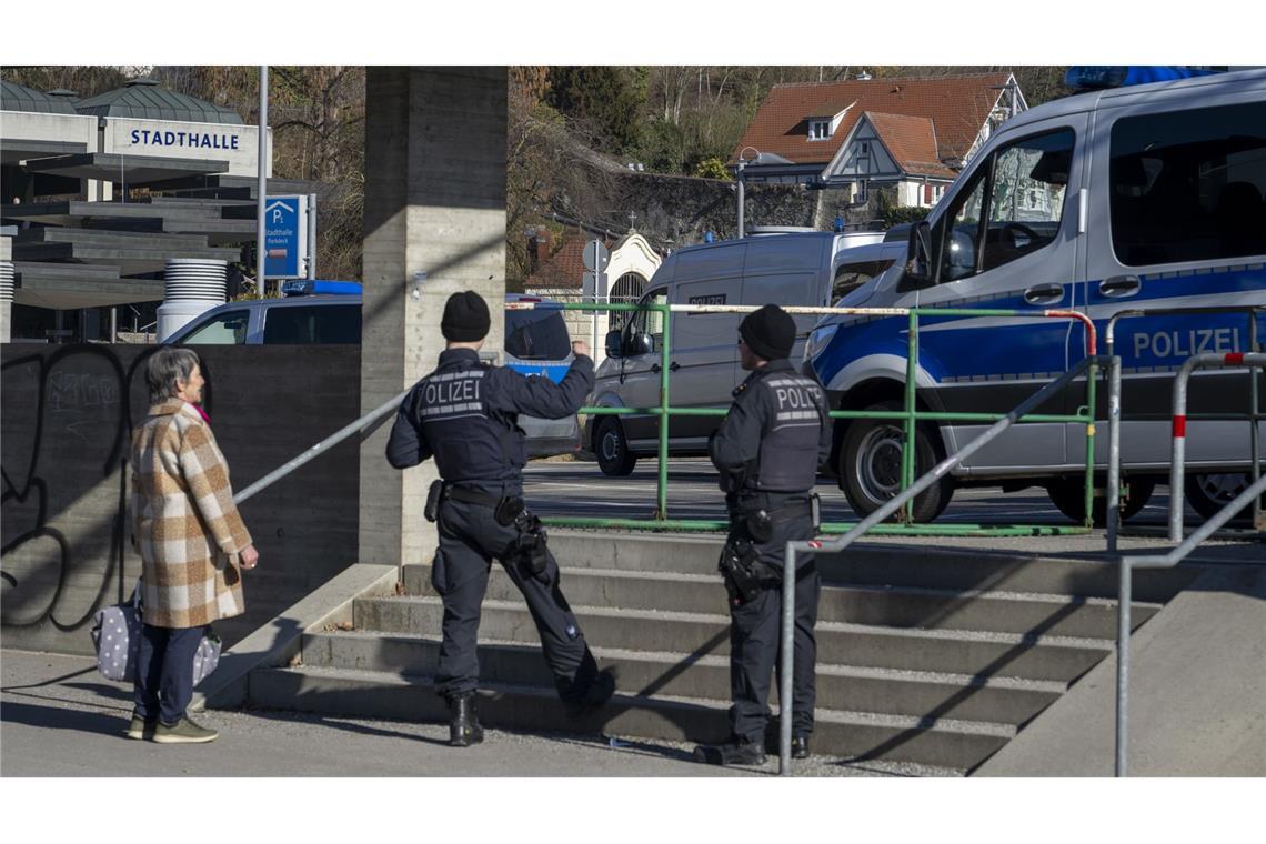 Das Gebiet rund um die Stadthalle ist abgesperrt und wird von Polizisten gesichert.