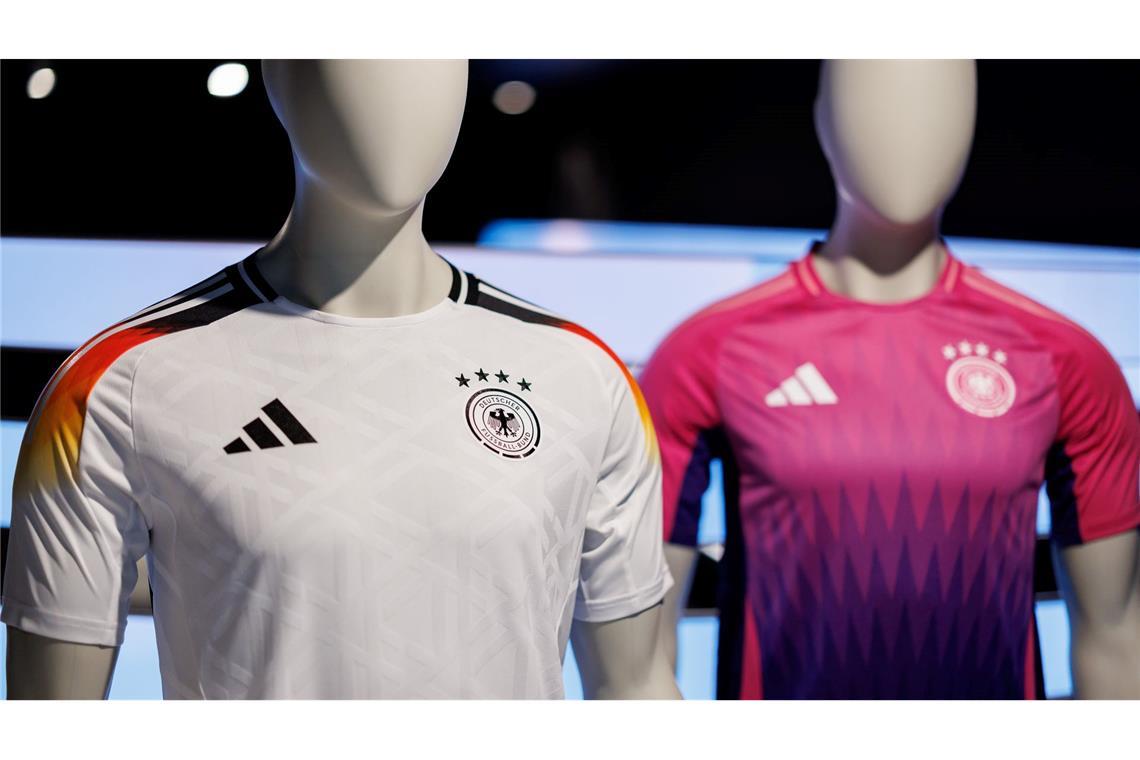 Das Geheimnis ist gelüftet: Fußballfans wissen nun, in welchen Trikots die deutschen Fußballer bei der Europameisterschaft um den Titel spielen werden. Das Ergebnis: klassisch weiß und knallig pink.