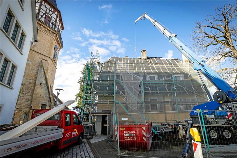 Das Gerichtsvollziehergebäude am Rand des Freithofs muss dringend saniert werden. Die Stadt nutzt diese Gelegenheit und lässt eine PV-Anlage montieren, wenngleich diese aus vielerlei Gründen relativ klein ausfällt. Aber auch eine kleine Anlage liefert Strom. Foto: Alexander Becher