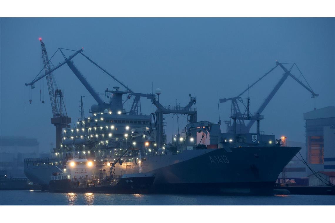 Das ging fix: Die 174 Meter lange "Bonn" wurde in nur wenigen Tagen in Rostock repariert. Jetzt nimmt das größte Schiff der Marine wieder Kurs auf sein Nato-Einsatzgebiet. Die "Bonn" versorgt Einsatzverbände auf See mit allen notwendigen Ressourcen: Kraftstoff, Verpflegung, Material und Munition.