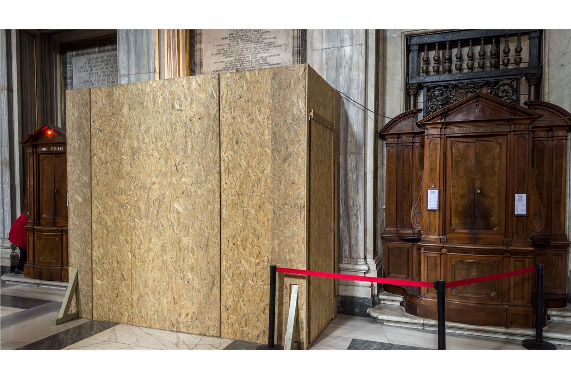 Abschied von Franziskus - Rom vor großer Trauerfeier Das Grab wird noch von Sperrholzplatten verdeckt.