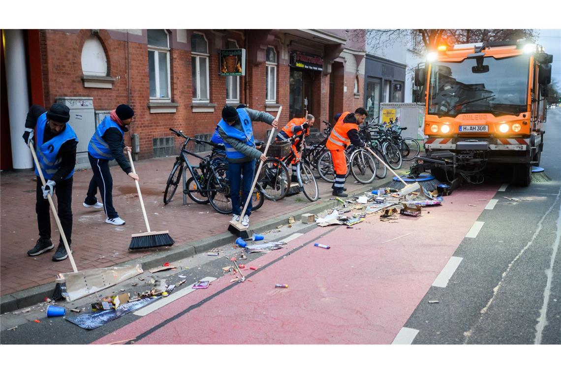 Das große Aufräumen nach der Silvesterparty läuft.