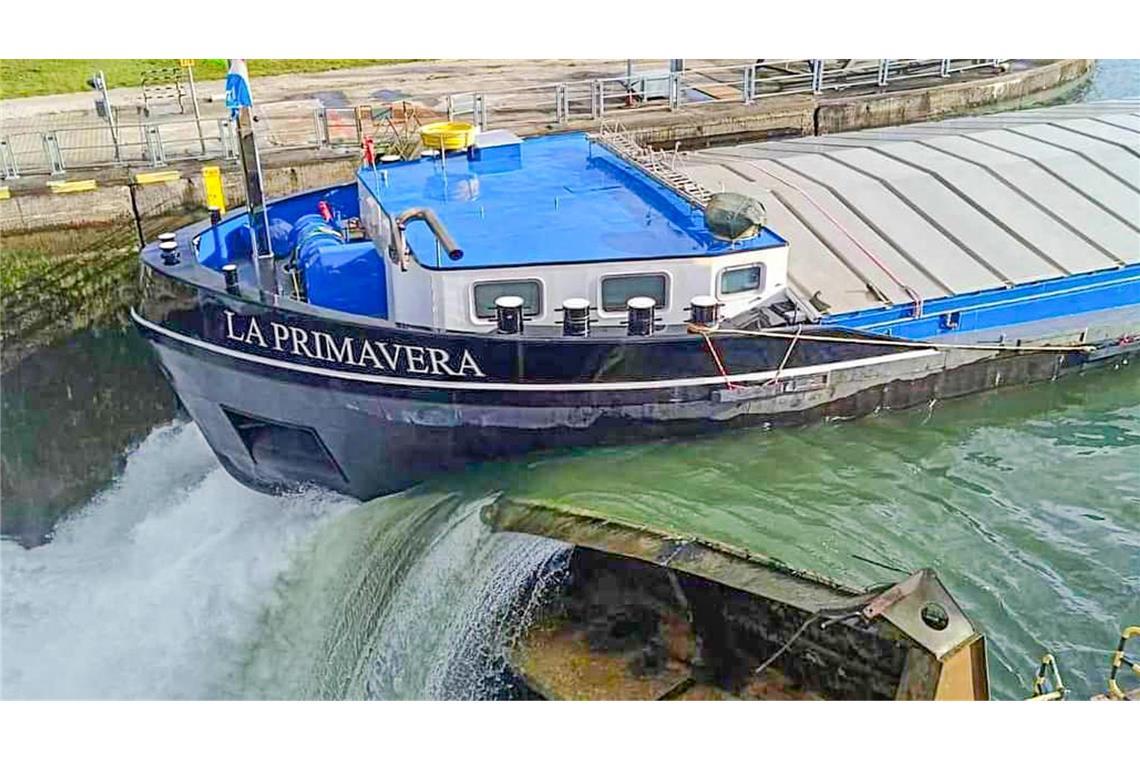 Das Gütermotorschiff La Primavera hat im vergangenen November ein Schleusentor bei Iffezheim gerammt und beschädigt.