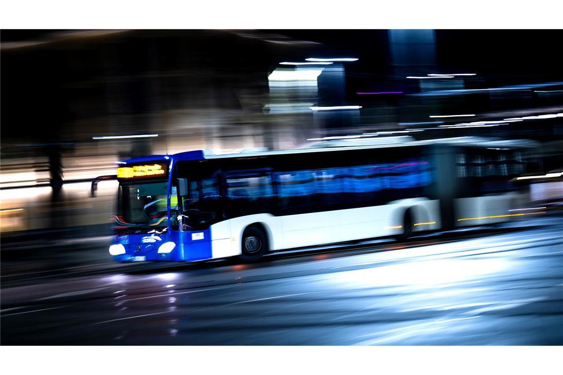 Das haben die Fahrgäste wohl nicht erwartet: Ein 15-Jähriger stibitzt einen Bus und fährt durch Bremen. (Symbolbild)